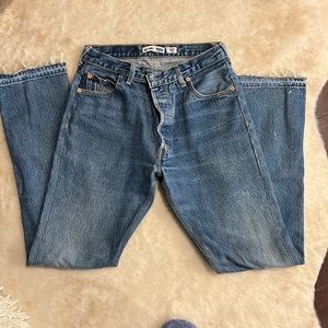 . RE/DONE LEVI'S straight leg split seam. Purchased in 2023. Size 28. No flaws.